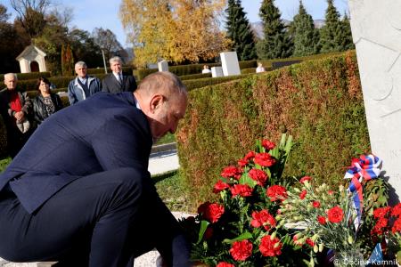 Ob 1. novembru smo se s polaganjem cvetja k osrednjim kamniškim spomenikom poklonili žrtvam vojn (48)